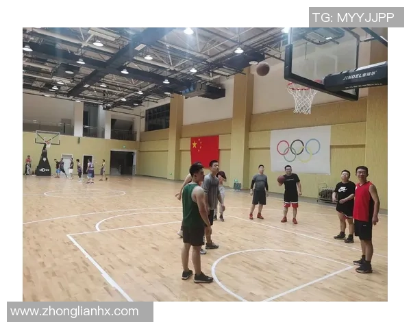 兄弟情深在篮球场上挥洒汗水共同追逐梦想的青春岁月
